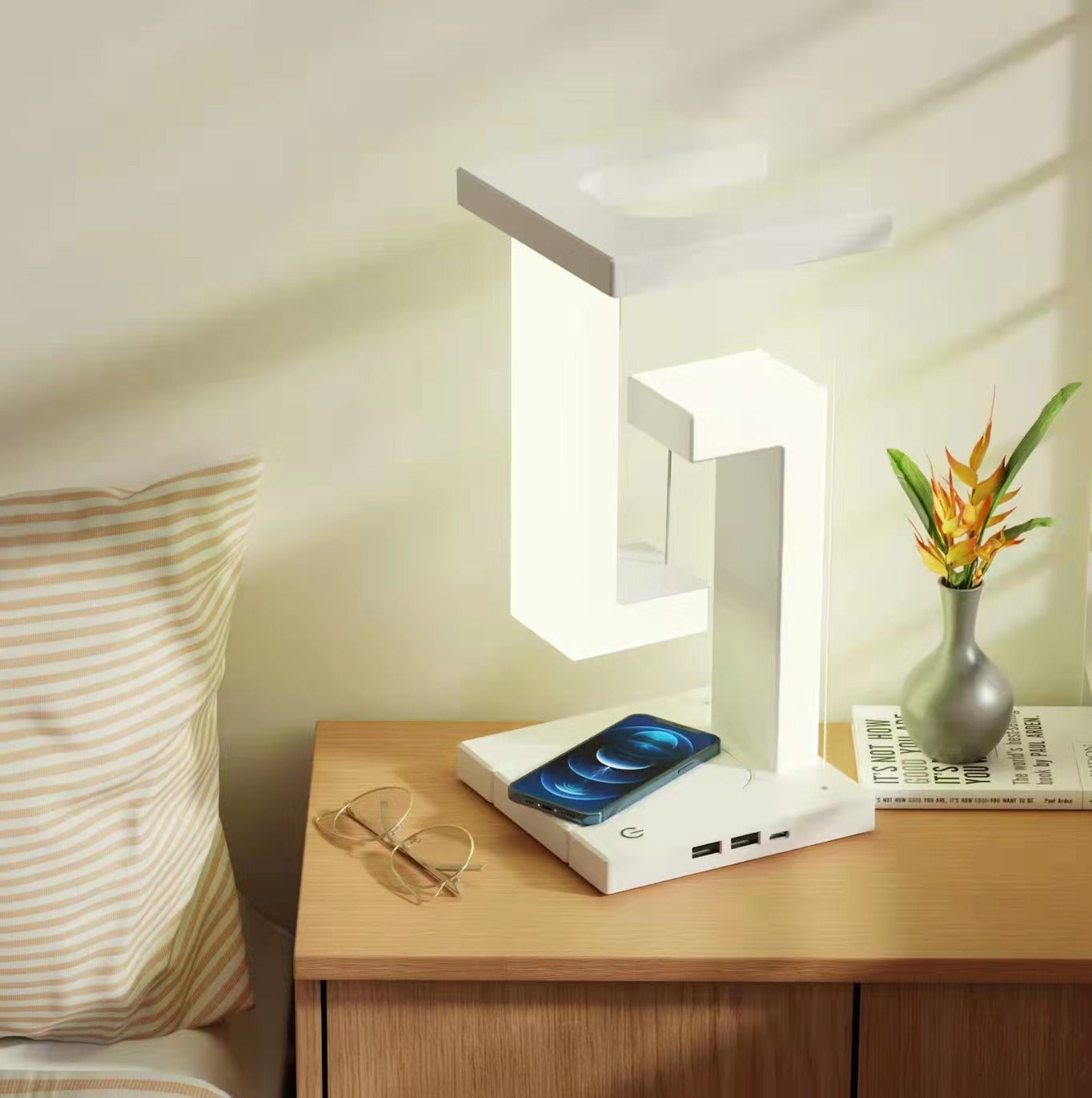 Leviora Balance Lamp™ – Floating Wireless Charging Table Lamp